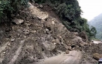 पहिरोले सिलगढी–बझाङ जोड्ने सडक अवरुद्ध